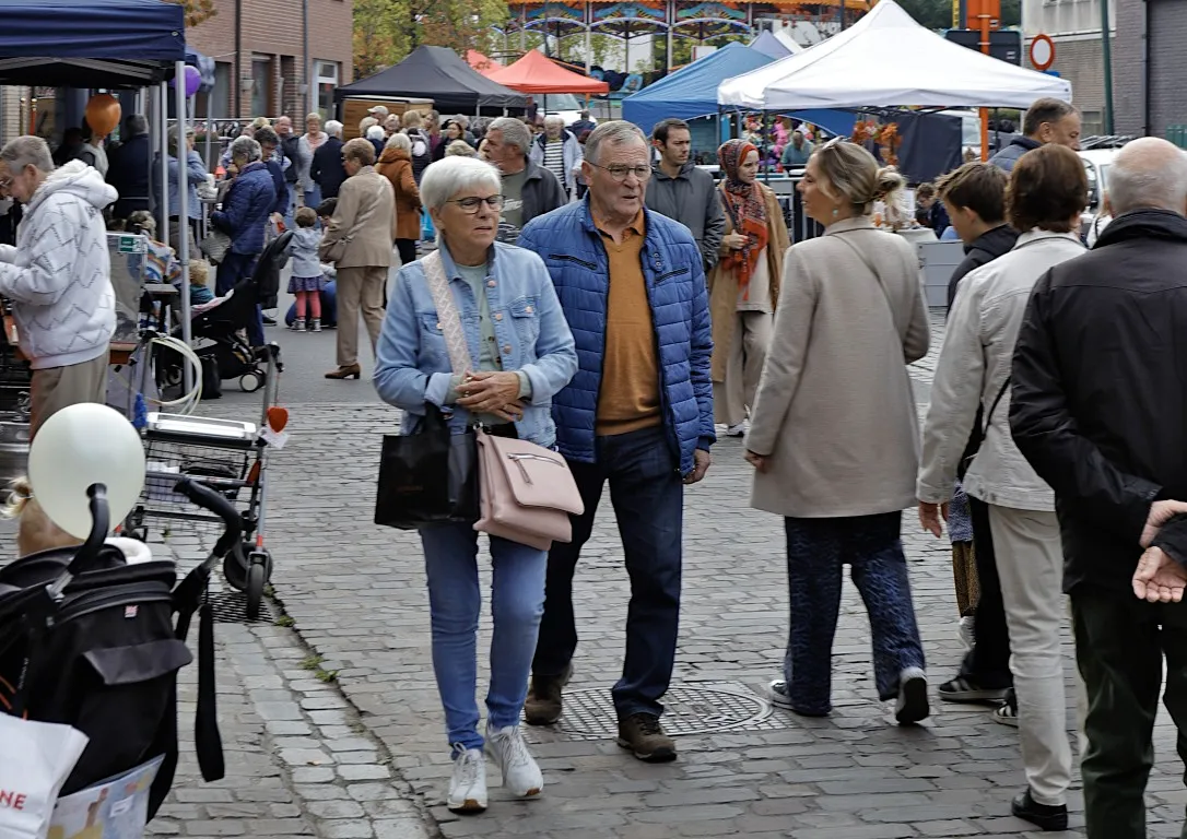 mensen aan het stappen en genieten op de jaarmarkt van Rode